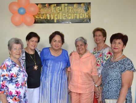 Ibeth de Rudas, Estella de Castillo, Rosita de Polania, la cumpleañera, Irma de Díaz, y Amparito Díaz de Serrano.